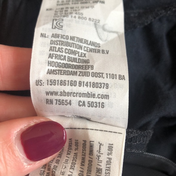 ABERCROMBIE & FITCH zip back sheer sleeve romper in black. Size 2. - Picture 14 of 15